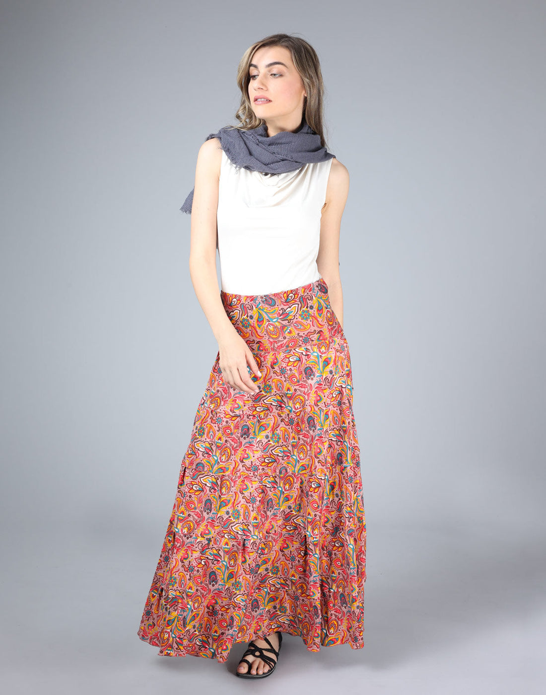 עם חצאית ארוכה או מכנסי חצאית: הצעות לתלבושות קיץ קלילות ונעימות