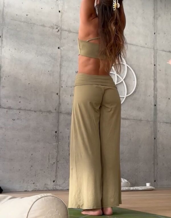 מכנסי לייקרה מתרחבים