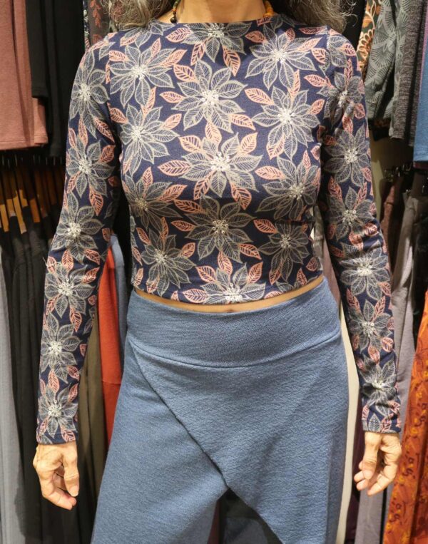 חולצת בטן מודפסת