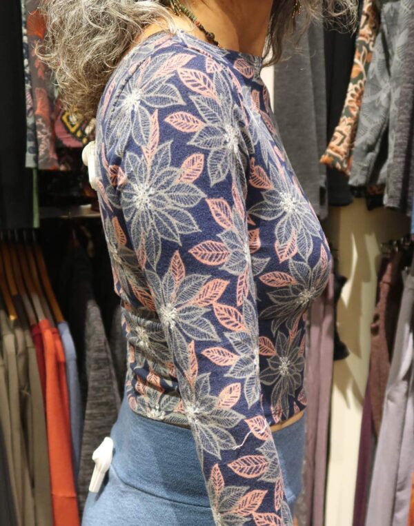 חולצת בטן מודפסת