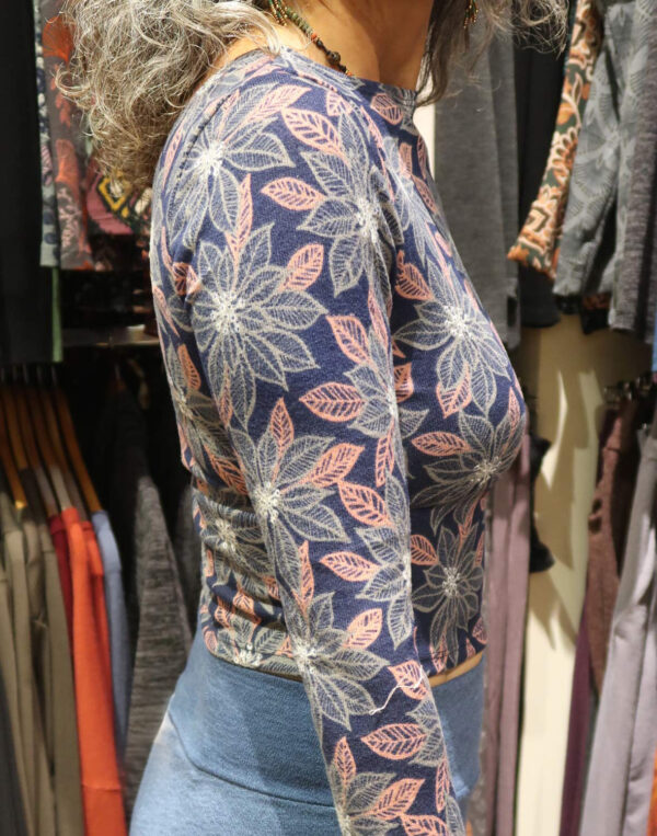 חולצת בטן מודפסת